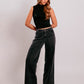 Jeans Noir de Fredda con silueta wide leg y tiro alto en denim negro para mujer – Moda colombiana de lujo | Casa Precis, Concept Store. Primer plano.
