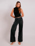 Jeans Noir de Fredda con silueta wide leg y tiro alto en denim negro para mujer – Moda colombiana de lujo | Casa Precis, Concept Store. Primer plano.