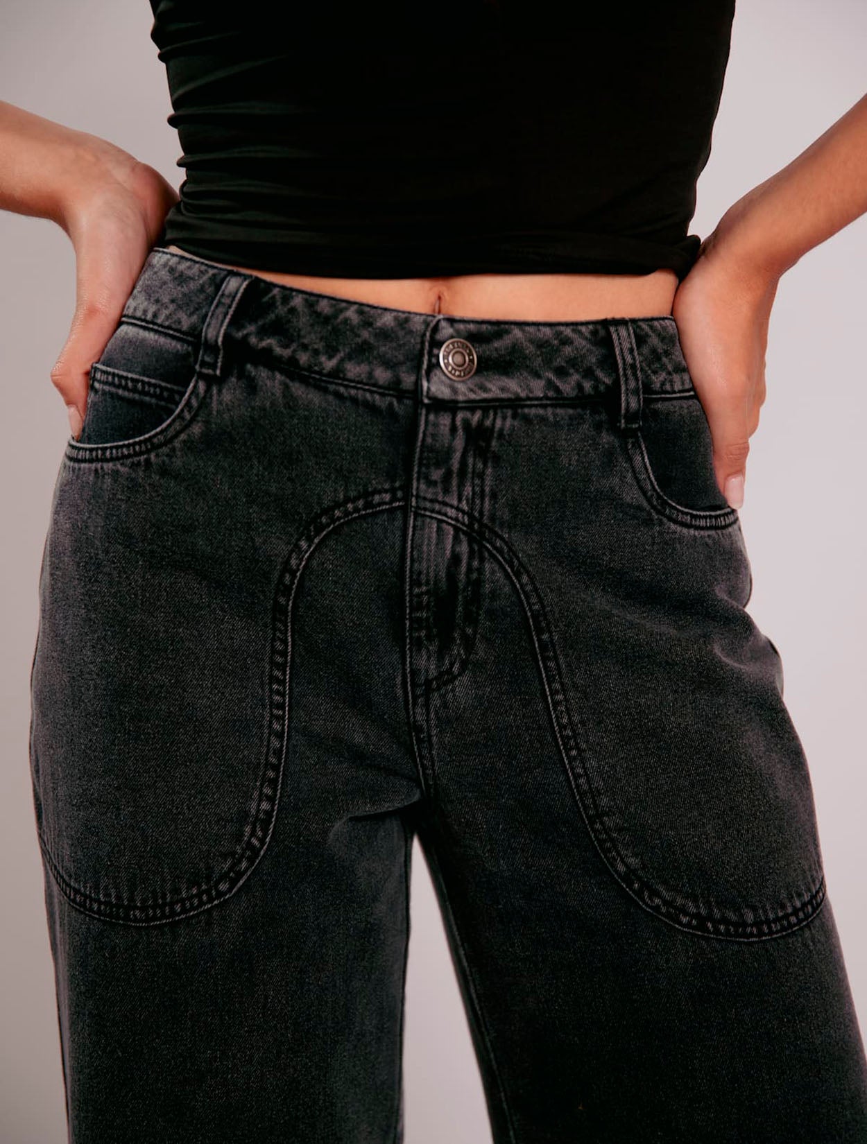 Jeans Noir de Fredda con silueta wide leg y tiro alto en denim negro para mujer – Moda colombiana de lujo | Casa Precis, Concept Store. Segundo plano.