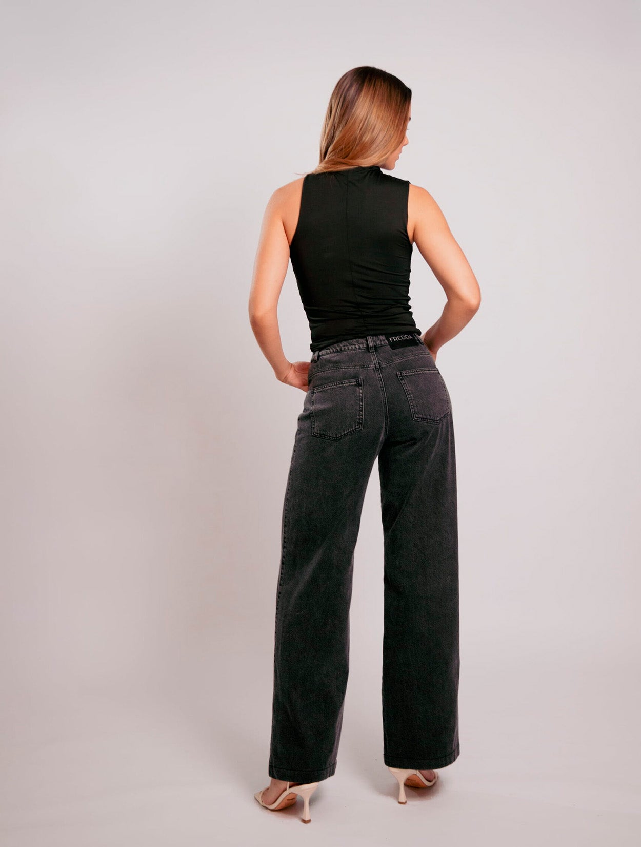 Jeans Noir de Fredda con silueta wide leg y tiro alto en denim negro para mujer – Moda colombiana de lujo | Casa Precis, Concept Store. Tercer plano.