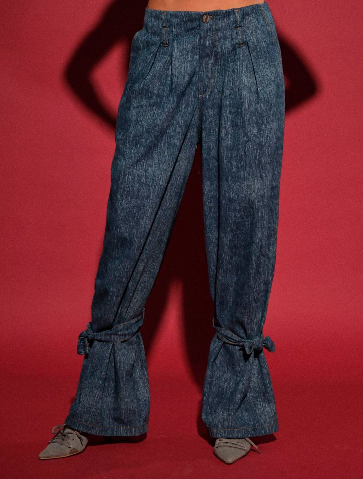 Jean Savanna Paper Bag de Kathe Zapata con cintura fruncida y bota recta – Moda colombiana de lujo urbano y sofisticado | Casa Precis, Concept Store