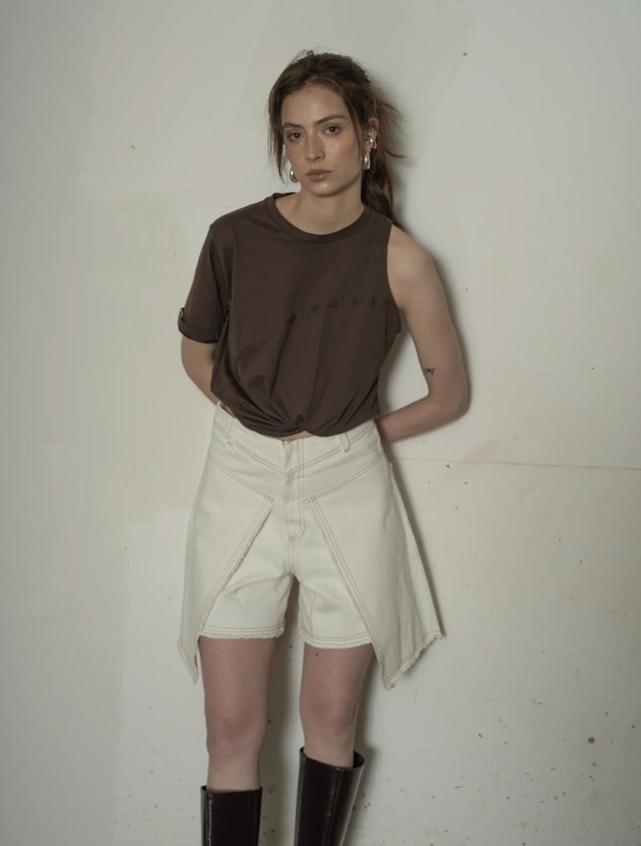 Jort de denim premium en color bone modelo Bloodline de la marca Disímil – Pantalones cortos de diseño contemporáneo y bermudas de lujo hecho en Colombia | Casa Precis, Concept Store
