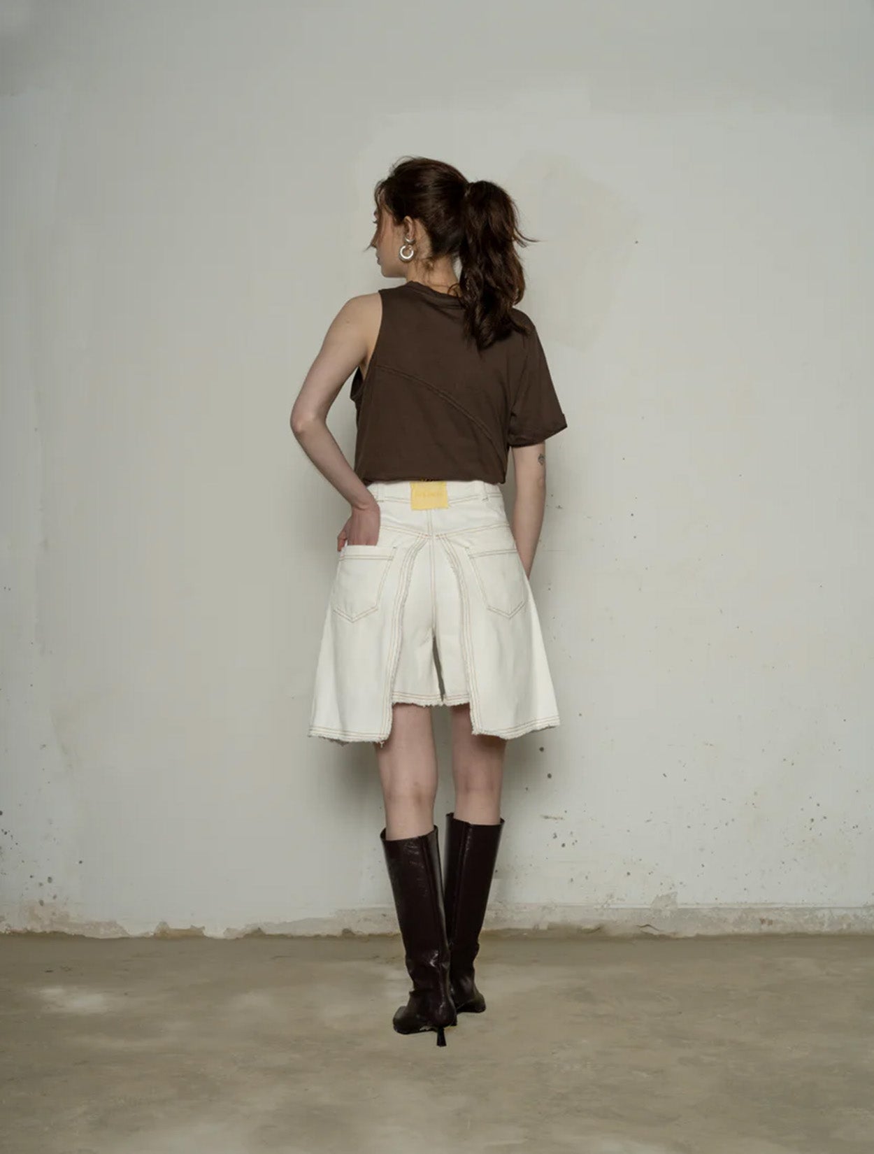 Jort de denim premium en color bone modelo Bloodline de la marca Disímil – Pantalones cortos de diseño contemporáneo y bermudas de lujo hecho en Colombia | Casa Precis, Concept Store