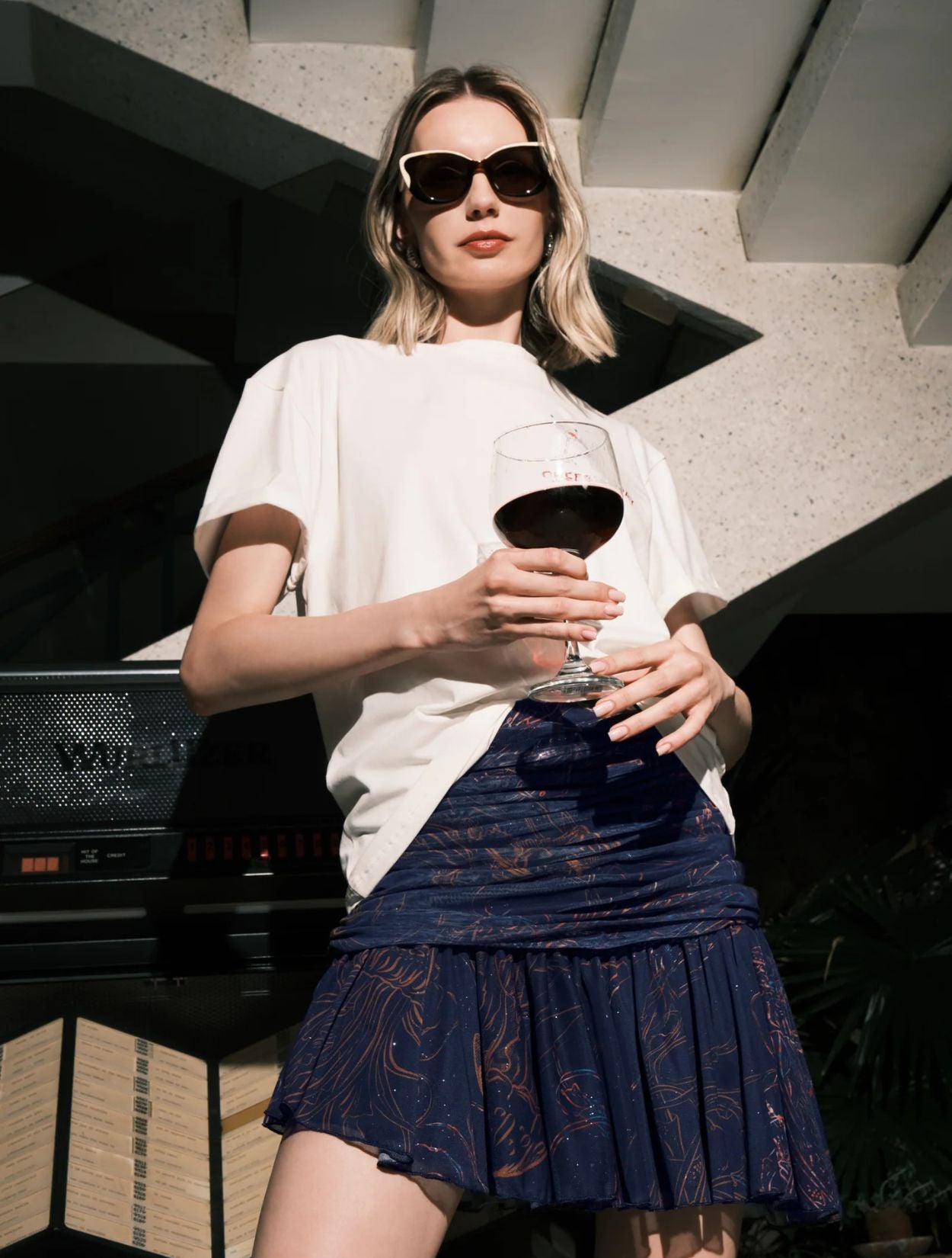 Falda corta Ninfa Mini Skirt Jelly Deep Print de la marca Barcés con estampado marino abstracto de autor y silueta fluida ligera – Minifalda de lujo hecha en Colombia | Casa Precis, Concept Store