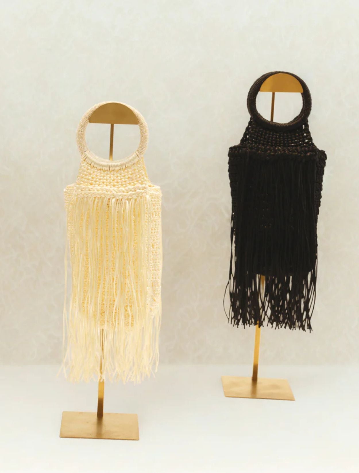 Mochila Goia de la marca Arte & Tejido tejida a mano en crochet con motivos geométricos y detalle de borlas tradicionales – Bolso artesanal de lujo hecho en Colombia | Casa Precis, Concept Store