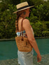 Mochila Camel de la marca Flor Amazona de diseño de autor artesanal con detalles de lujo contemporáneo – Bolso exclusivo hecho en Colombia | Casa Precis, Concept Store