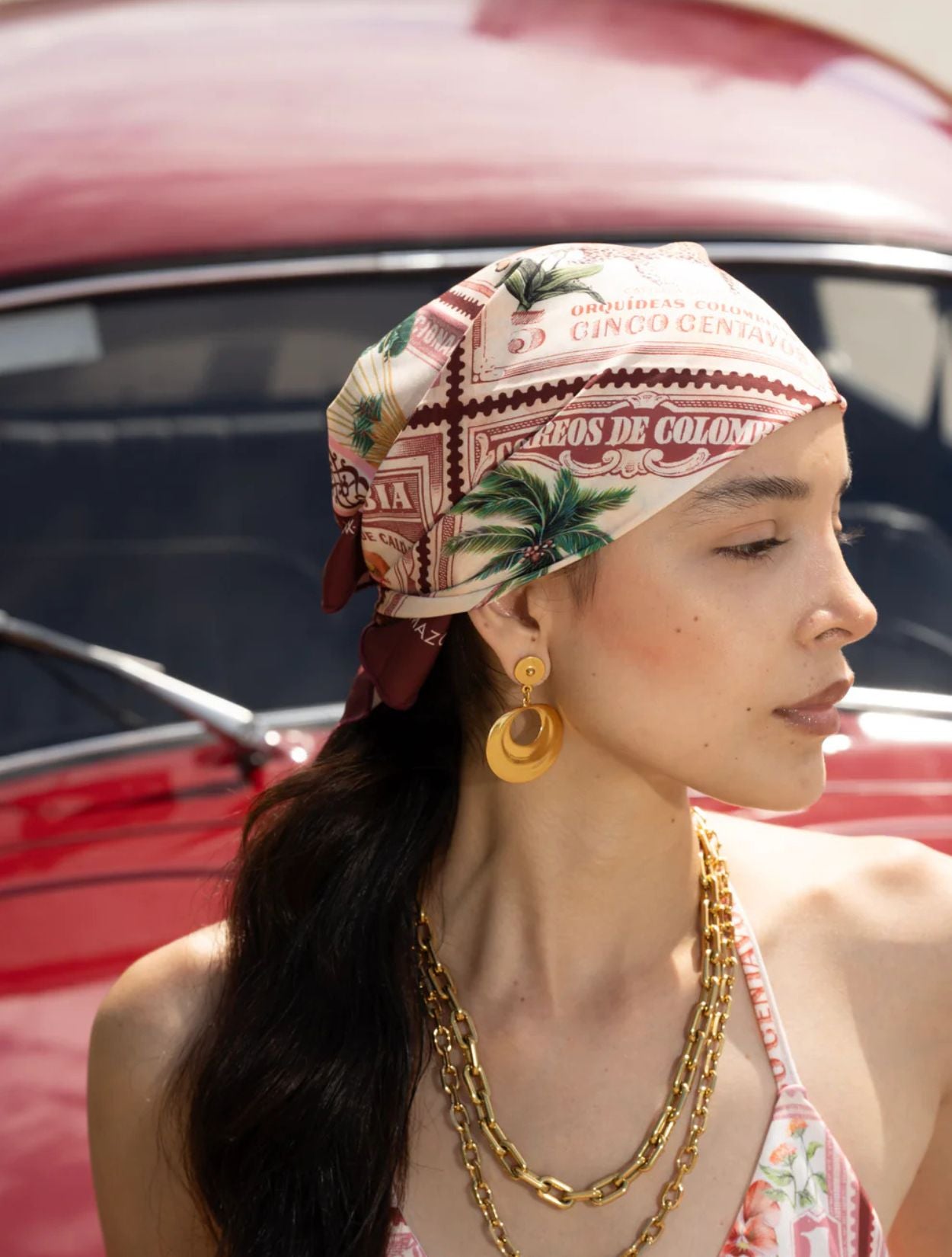 Pañoleta Estampillas Vinotinto de la marca Flor Amazona con estampado gráfico verde de diseño de autor multifuncional – Ropa de playa de lujo hecha en Colombia | Casa Precis, Concept Store