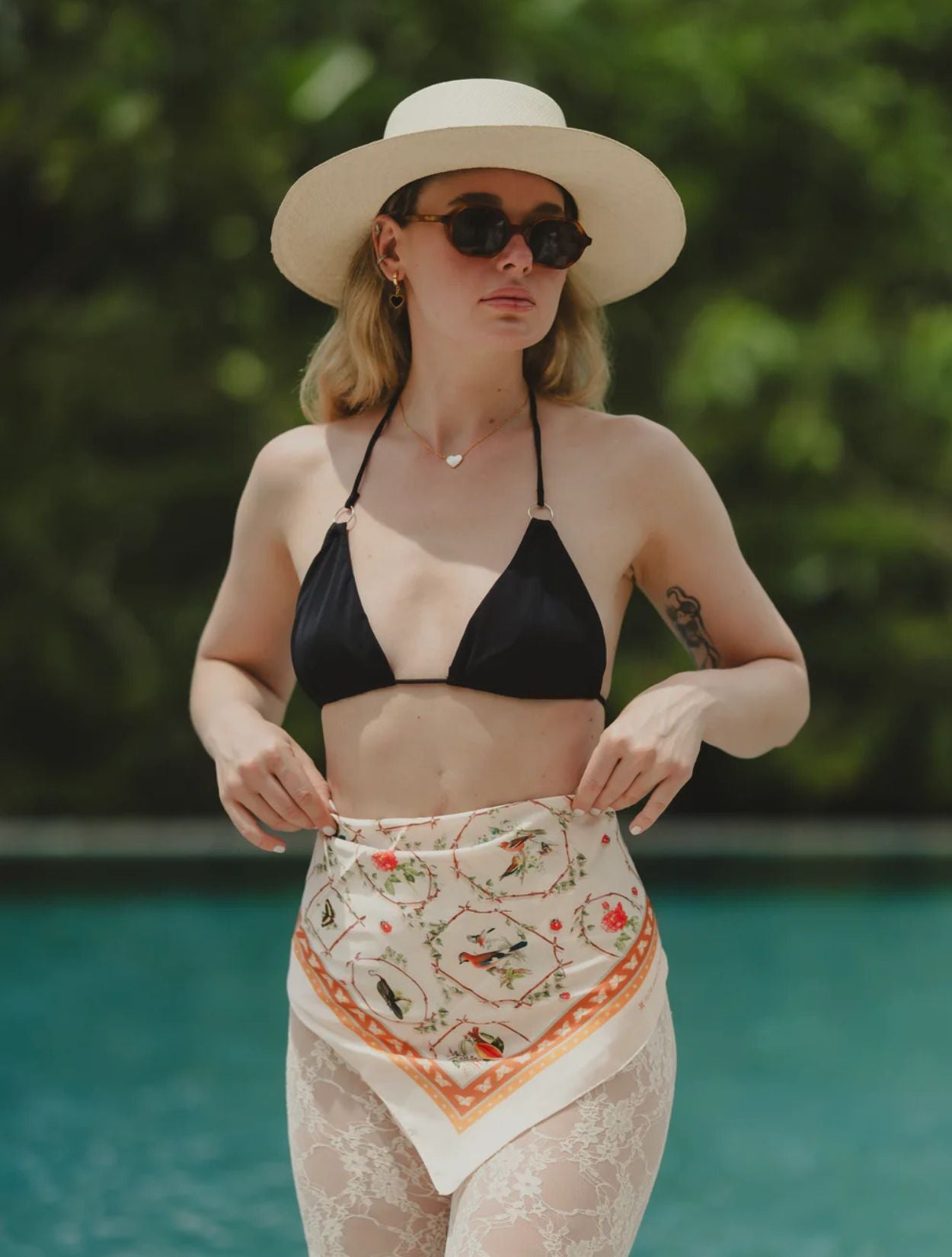 Pareo de playa Bandana Beige Pájaros de la marca Flor Amazona con estampado gráfico verde de diseño de autor multifuncional – Ropa de playa de lujo hecha en Colombia | Casa Precis, Concept Store
