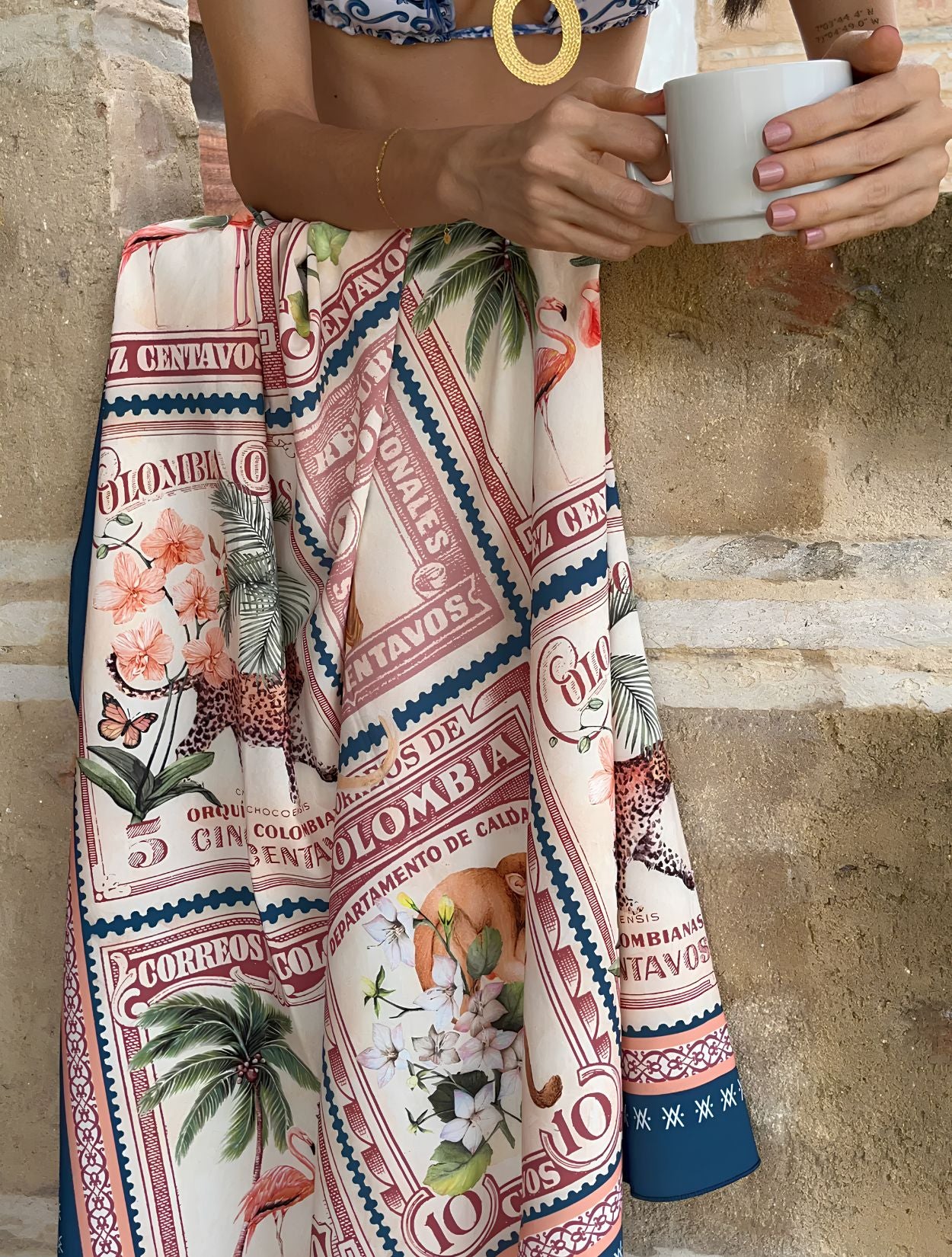 Pañoleta Estampillas Azul de la marca Flor Amazona con estampado gráfico verde de diseño de autor multifuncional – Ropa de playa de lujo hecha en Colombia | Casa Precis, Concept Store