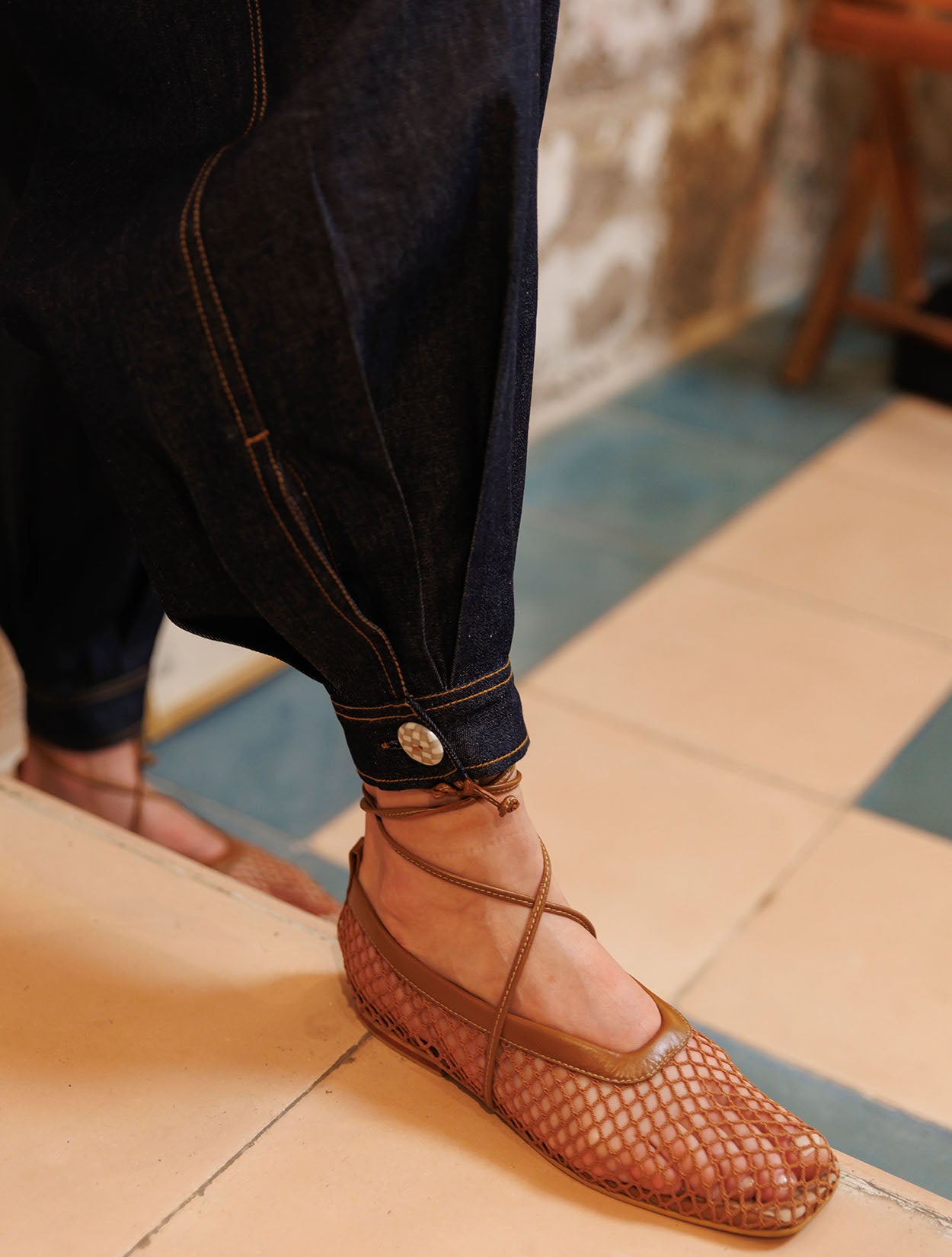 Pantalón tipo Aladino en denim de la marca Diana Buelvas con silueta amplia y bota recogida – Moda colombiana de lujo relajado y diseño de autor | Casa Precis, Concept Store