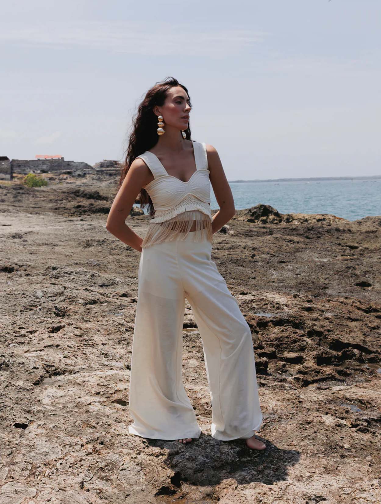 Pantalón Alma de la marca Bianco en color neutro con silueta fluida y tiro alto – Pantalón de lujo y diseño de autor hecho en Colombia | Casa Precis, Concept Store