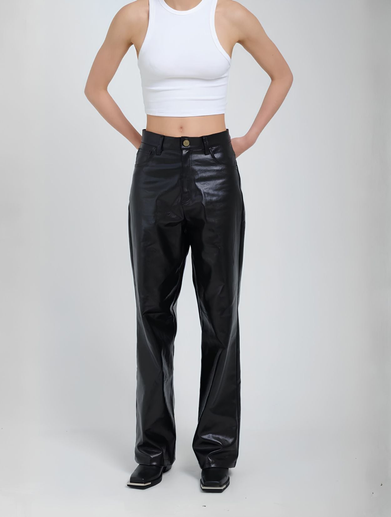 Pantalón Ape de la marca A MO DO MIO con silueta sastrera fluida de diseño de autor contemporáneo – Pantalón de lujo hecho en Colombia | Casa Precis, Concept Store