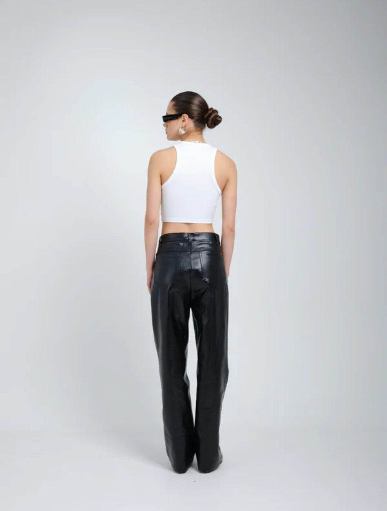 Pantalón Ape de la marca A MO DO MIO con silueta sastrera fluida de diseño de autor contemporáneo – Pantalón de lujo hecho en Colombia | Casa Precis, Concept Store