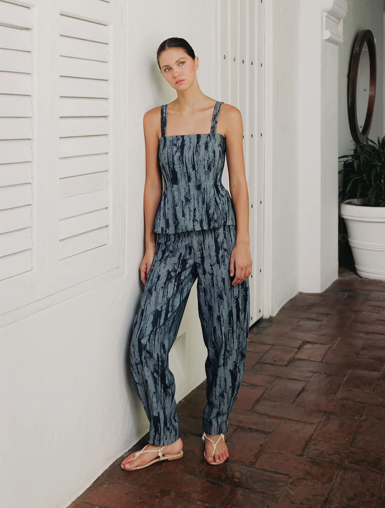 Pantalón tipo barrel en denim con efecto de manchas de la marca Diana Buelvas – Moda colombiana de lujo con silueta arquitectónica y diseño de autor | Casa Precis, Concept Store