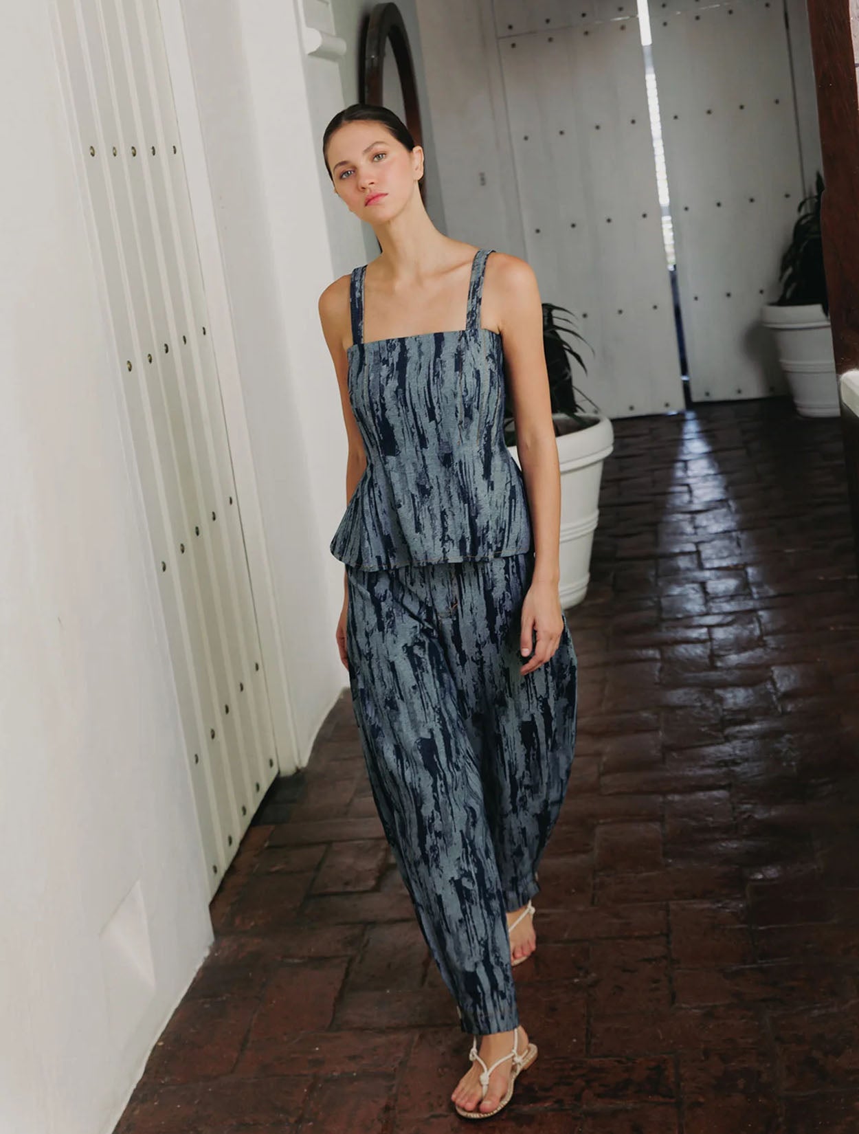 Pantalón tipo barrel en denim con efecto de manchas de la marca Diana Buelvas – Moda colombiana de lujo con silueta arquitectónica y diseño de autor | Casa Precis, Concept Store