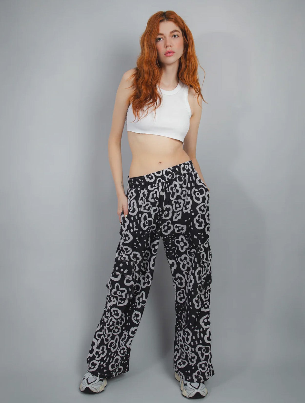 Pantalones cargo Kenii de Mar Mara con diseño utilitario y bolsillos laterales para playa – Hecho en Colombia | Casa Precis, Concept Store. Primer plano.