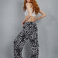 Pantalones cargo Kenii de Mar Mara con diseño utilitario y bolsillos laterales para playa – Hecho en Colombia | Casa Precis, Concept Store. Segundo plano.