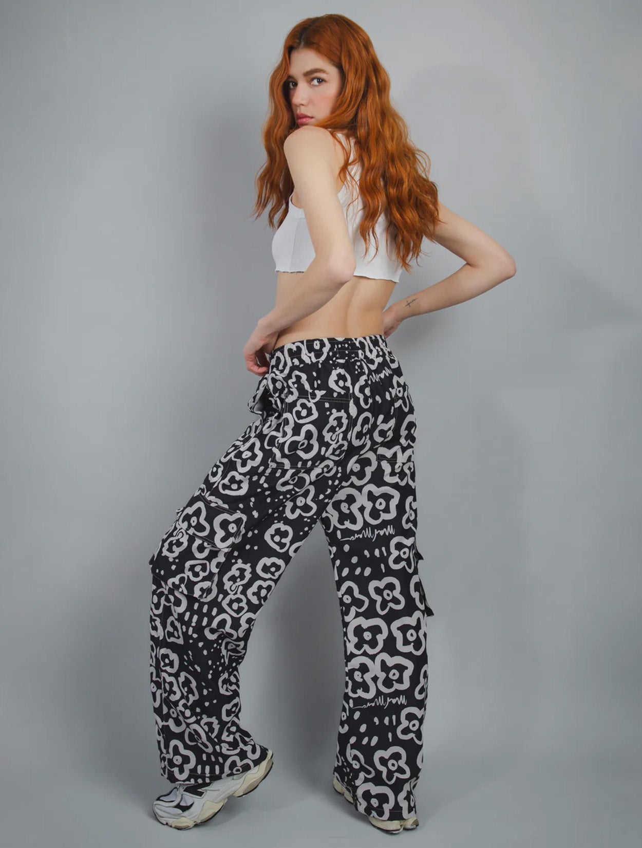 Pantalones cargo Kenii de Mar Mara con diseño utilitario y bolsillos laterales para playa – Hecho en Colombia | Casa Precis, Concept Store. Segundo plano.