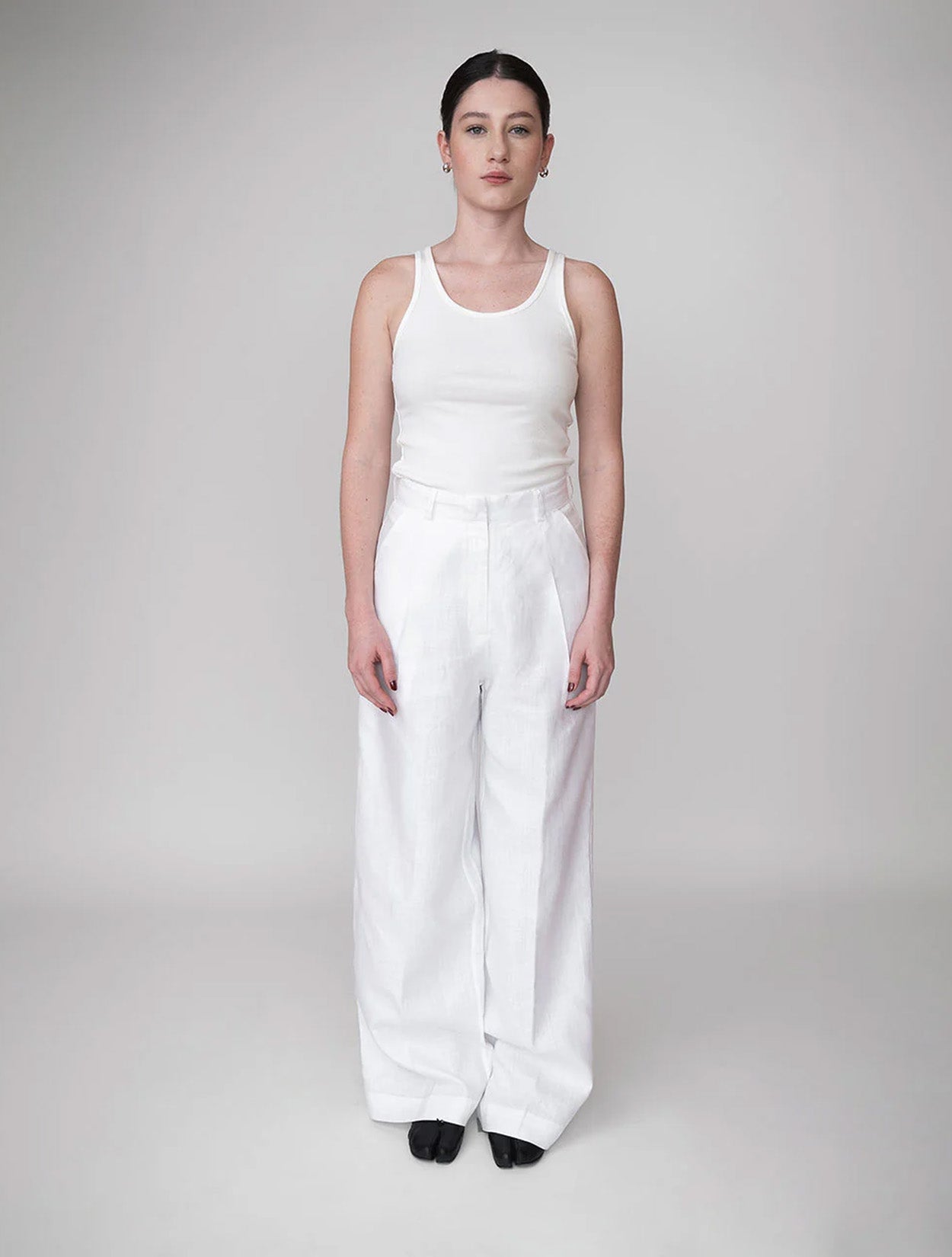 Pantalón Dalia de Accamuu con silueta recta y tiro alto en lino premium para mujer – Moda colombiana de lujo | Casa Precis, Concept Store. Primer plano.