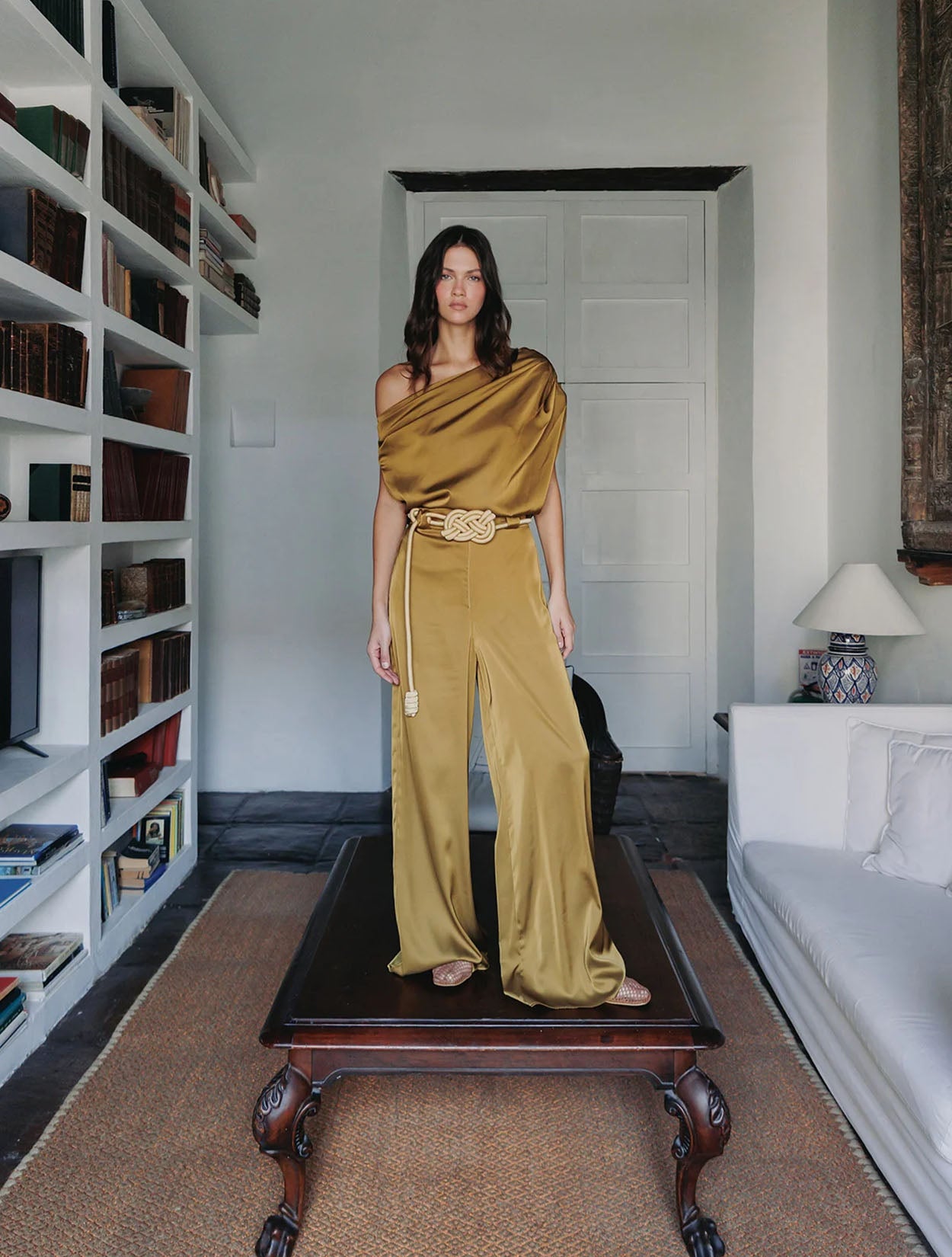 Pantalón de bota ancha en seda pura de la marca Diana Buelvas con caída fluida y tiro alto – Moda colombiana de lujo y elegancia para eventos | Casa Precis, Concept Store