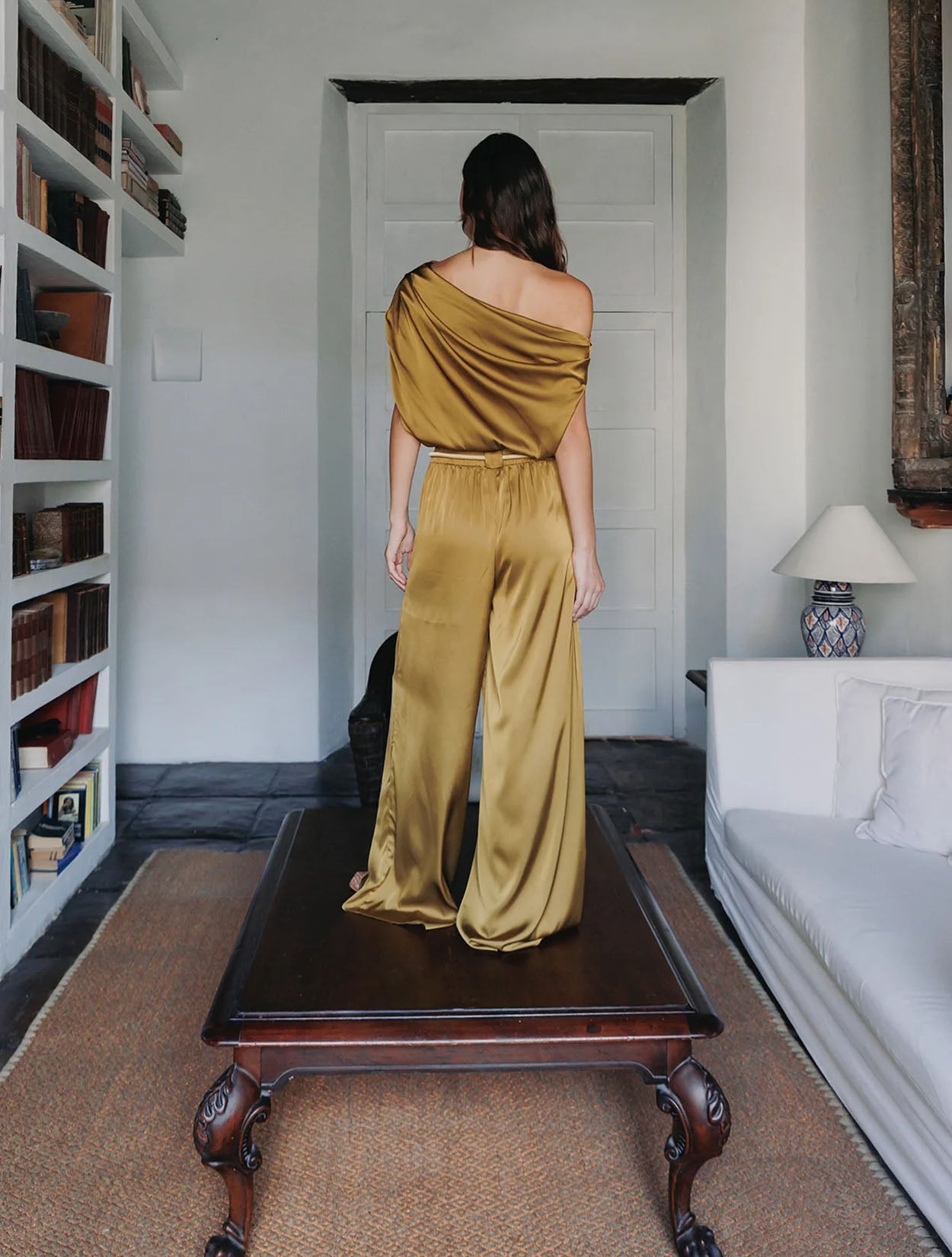 Pantalón de bota ancha en seda pura de la marca Diana Buelvas con caída fluida y tiro alto – Moda colombiana de lujo y elegancia para eventos | Casa Precis, Concept Store