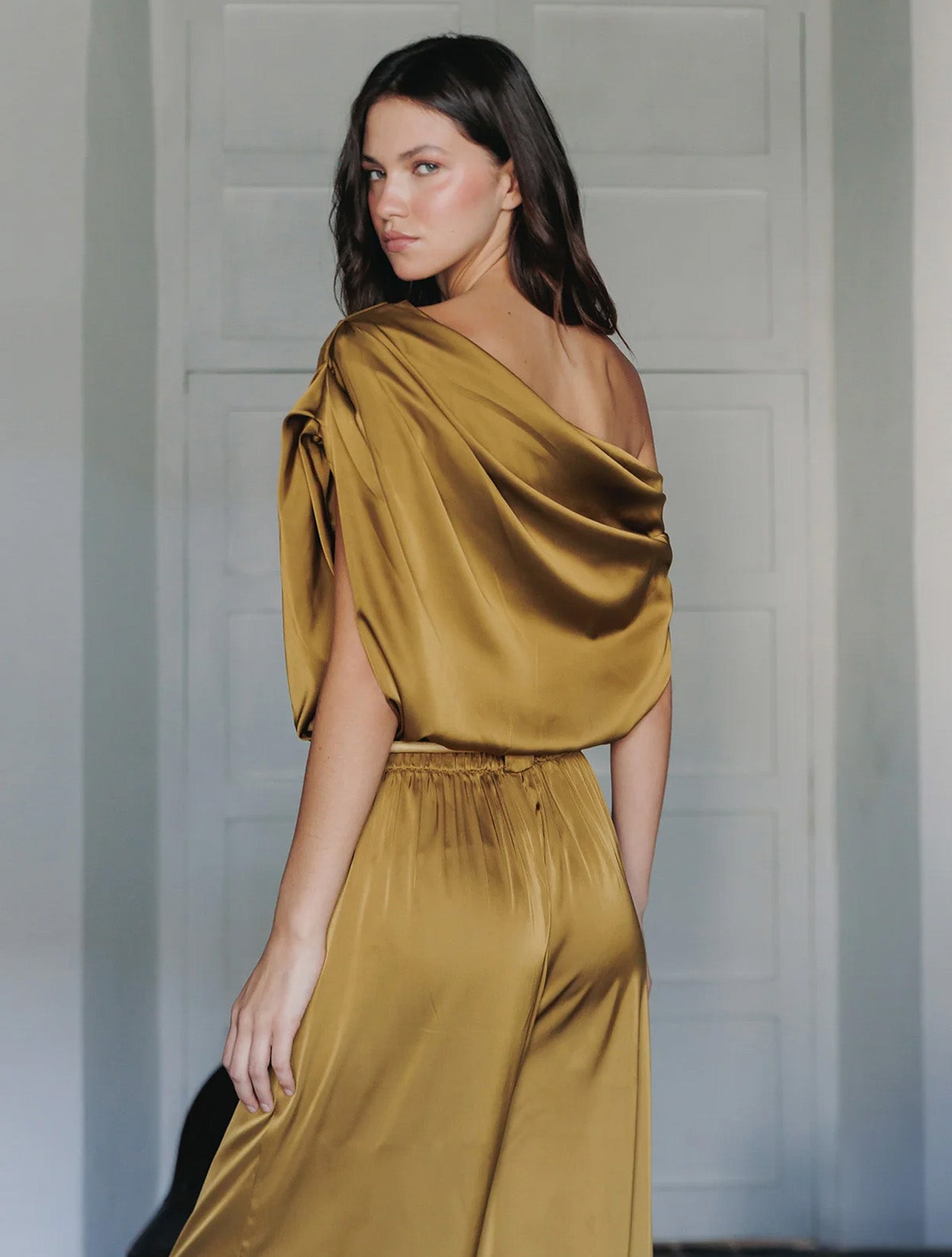 Pantalón de bota ancha en seda pura de la marca Diana Buelvas con caída fluida y tiro alto – Moda colombiana de lujo y elegancia para eventos | Casa Precis, Concept Store