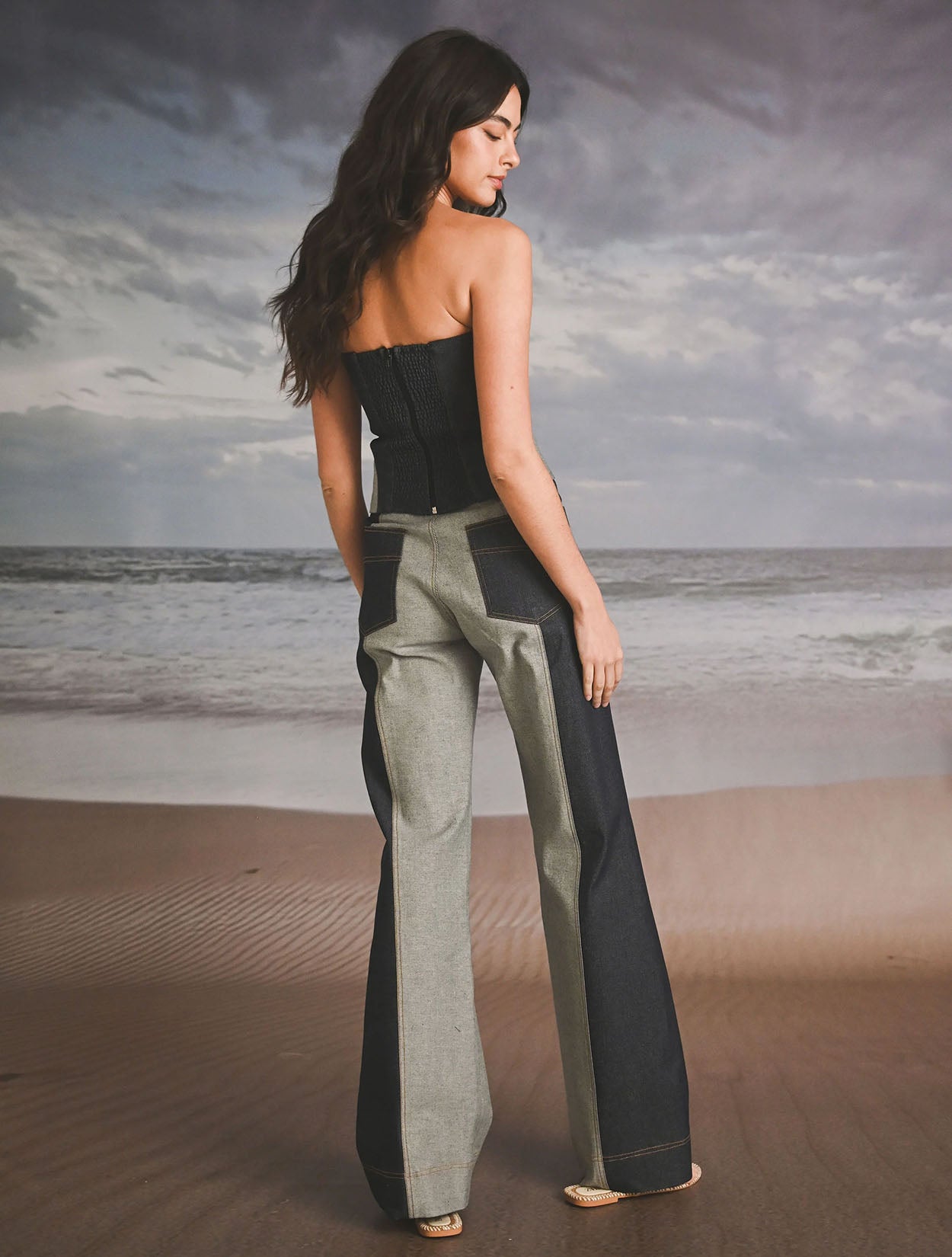 Pantalón denim bicolor en bloques de contraste de la marca Diana Buelvas – Moda colombiana de lujo contemporáneo y diseño arquitectónico | Casa Precis, Concept Store