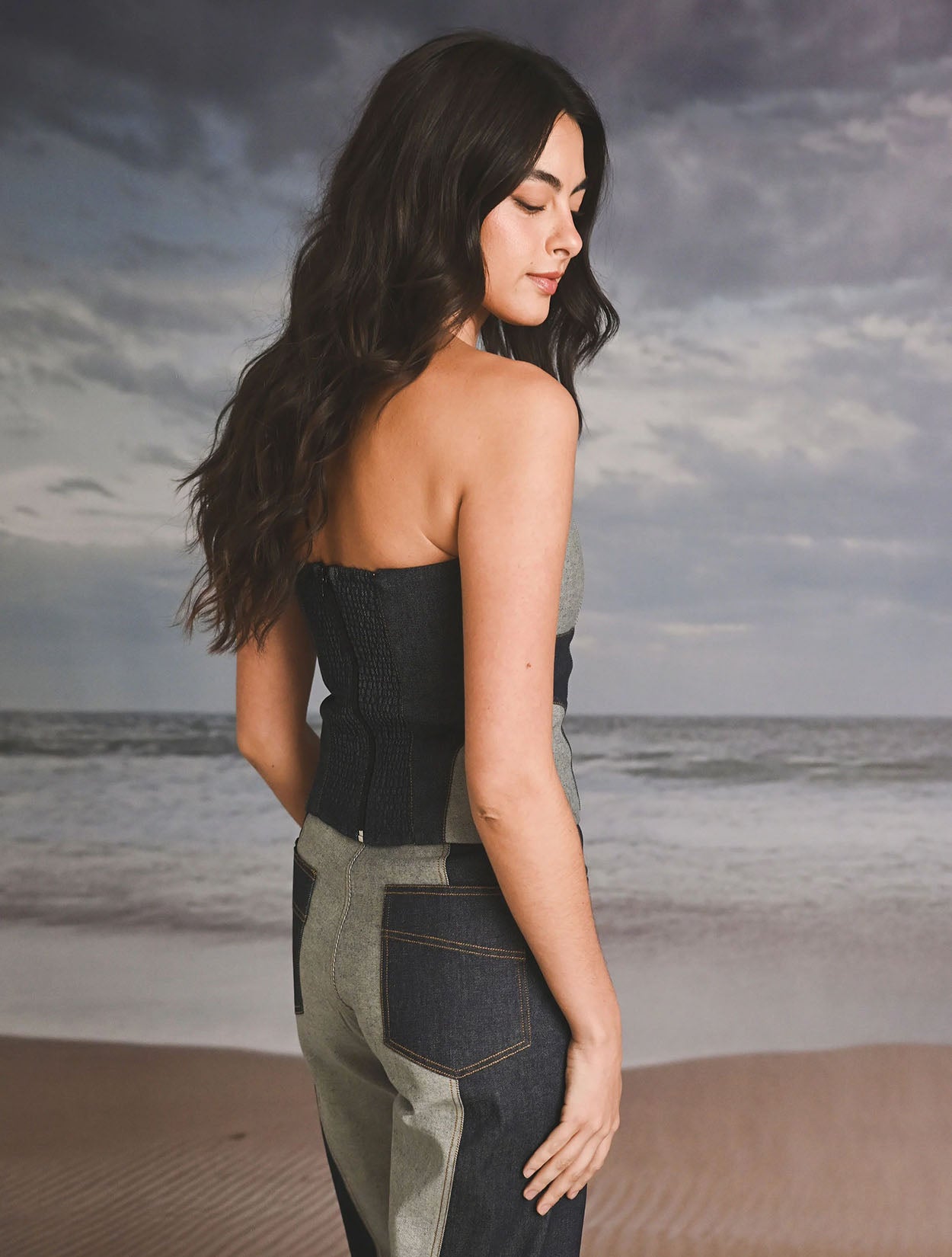 Pantalón denim bicolor en bloques de contraste de la marca Diana Buelvas – Moda colombiana de lujo contemporáneo y diseño arquitectónico | Casa Precis, Concept Store