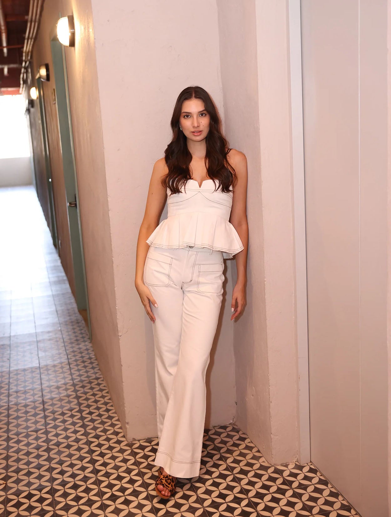 Pantalón denim en color marfil (Ivory) de la marca Diana Buelvas con tiro alto y silueta estructurada – Moda colombiana de lujo minimalista y diseño de autor | Casa Precis, Concept Store