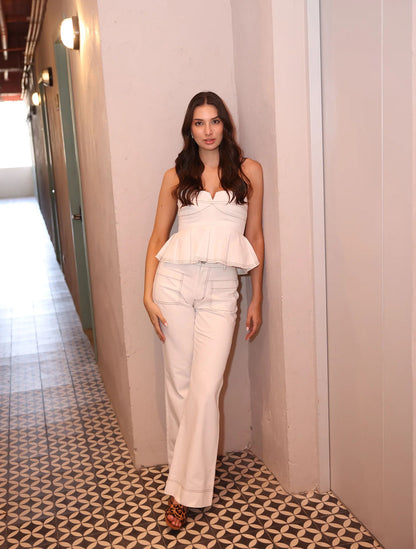 Pantalón denim en color marfil (Ivory) de la marca Diana Buelvas con tiro alto y silueta estructurada – Moda colombiana de lujo minimalista y diseño de autor | Casa Precis, Concept Store