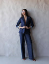 Pantalón denim con pespuntes contrastados de la marca Diana Buelvas – Moda colombiana de lujo con diseño sastrero y costuras visibles | Casa Precis, Concept Store