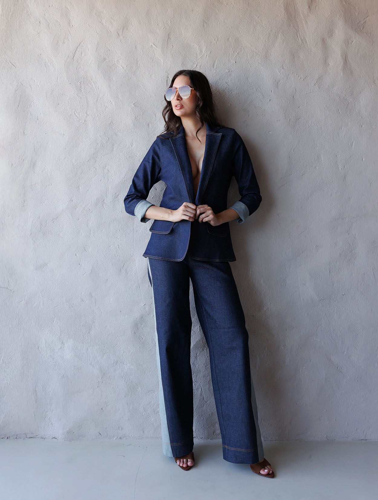 Pantalón denim con pespuntes contrastados de la marca Diana Buelvas – Moda colombiana de lujo con diseño sastrero y costuras visibles | Casa Precis, Concept Store