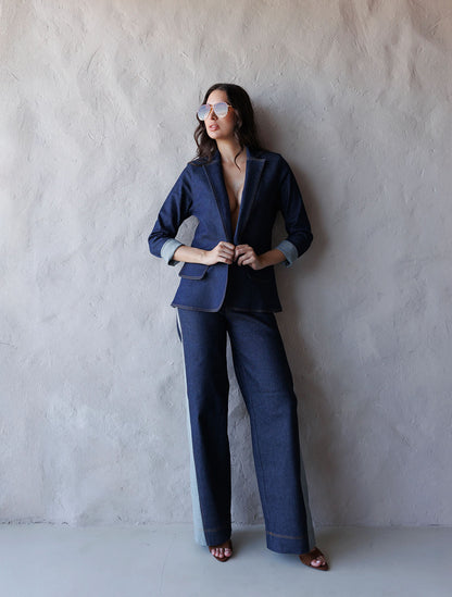 Pantalón denim con pespuntes contrastados de la marca Diana Buelvas – Moda colombiana de lujo con diseño sastrero y costuras visibles | Casa Precis, Concept Store