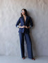 Pantalón denim con pespuntes contrastados de la marca Diana Buelvas – Moda colombiana de lujo con diseño sastrero y costuras visibles | Casa Precis, Concept Store