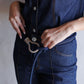 Pantalón denim con pespuntes contrastados de la marca Diana Buelvas – Moda colombiana de lujo con diseño sastrero y costuras visibles | Casa Precis, Concept Store