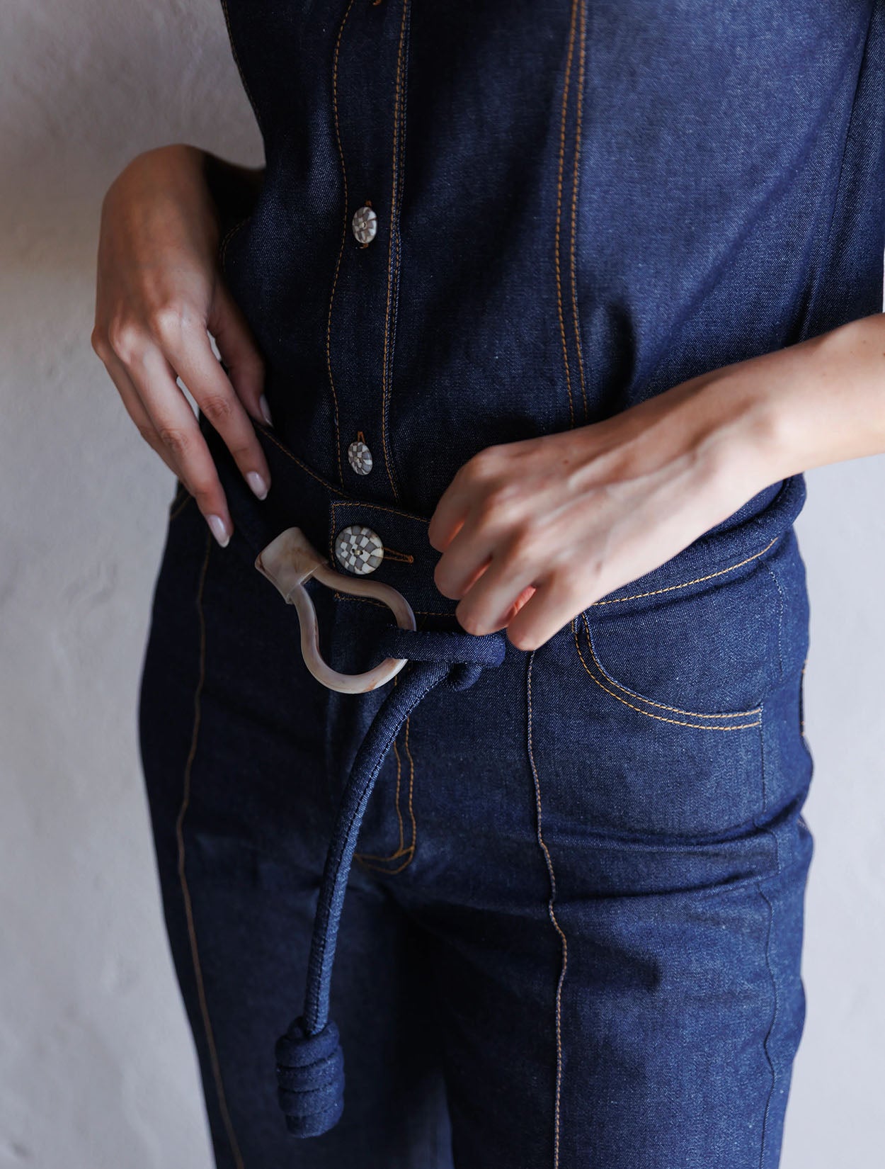 Pantalón denim con pespuntes contrastados de la marca Diana Buelvas – Moda colombiana de lujo con diseño sastrero y costuras visibles | Casa Precis, Concept Store