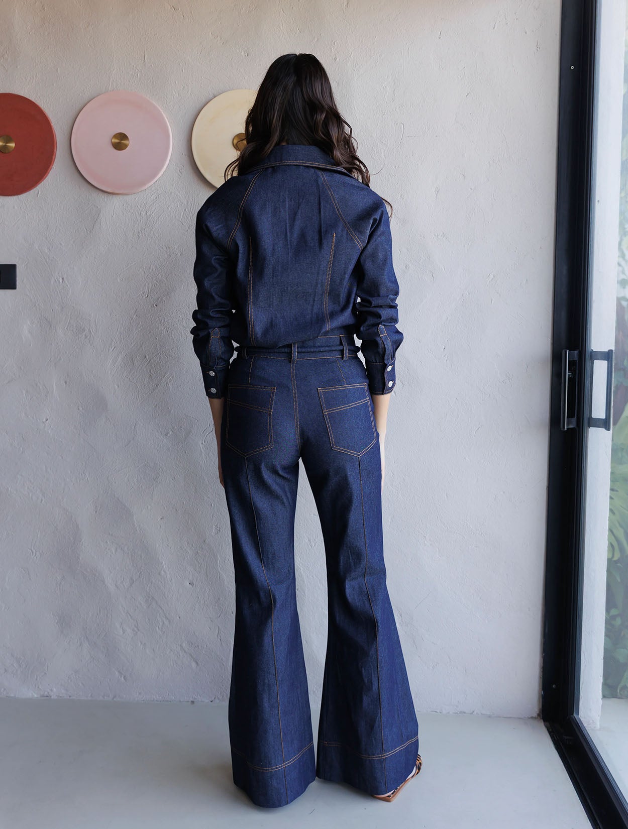 Pantalón denim con pespuntes contrastados de la marca Diana Buelvas – Moda colombiana de lujo con diseño sastrero y costuras visibles | Casa Precis, Concept Store