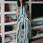 Pantalón denim de rayas verticales de la marca Diana Buelvas con diseño estructurado y tiro alto – Moda colombiana de lujo urbano y silueta moderna | Casa Precis, Concept Store