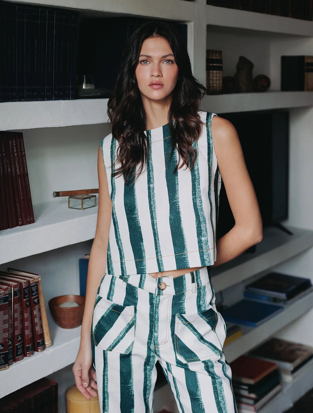 Pantalón denim de rayas verticales de la marca Diana Buelvas con diseño estructurado y tiro alto – Moda colombiana de lujo urbano y silueta moderna | Casa Precis, Concept Store