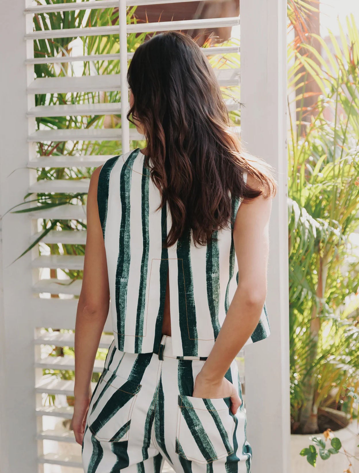 Top corto en denim de rayas verticales de la marca Diana Buelvas con diseño estructurado – Moda colombiana de lujo contemporáneo y estilo urbano | Casa Precis, Concept Store