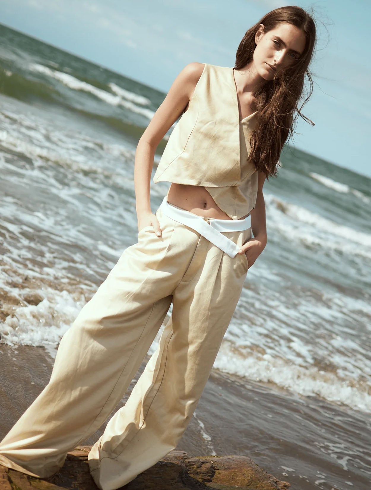 Pantalón de tiro alto y bota ancha modelo Irma de la marca Juliamar – Ropa de lujo contemporáneo y sastrería femenina de autor hecho en Colombia | Casa Precis, Concept Store