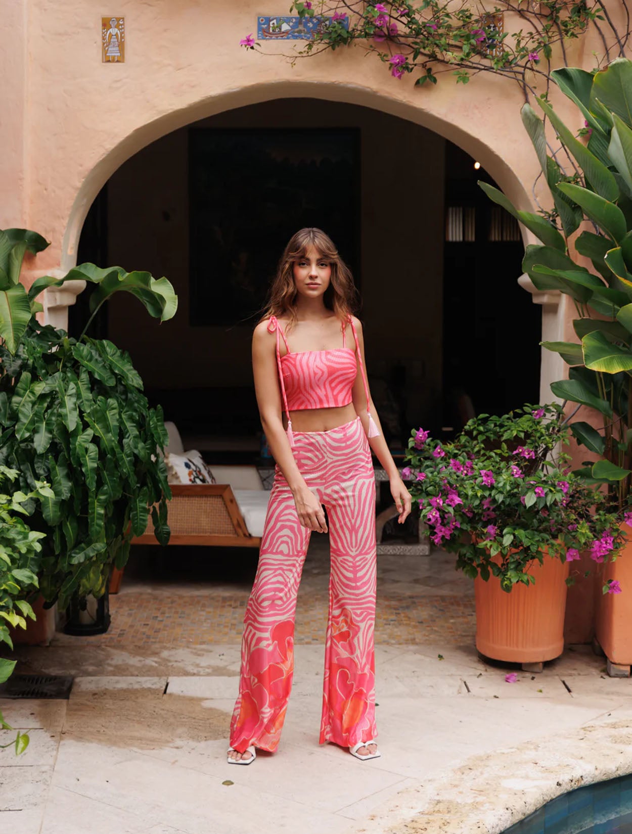 Rose Pant de la marca Bianco con detalle de rosa en relieve y diseño escultural – Pantalón de gala de lujo y diseño de autor hecho en Colombia | Casa Precis, Concept Store