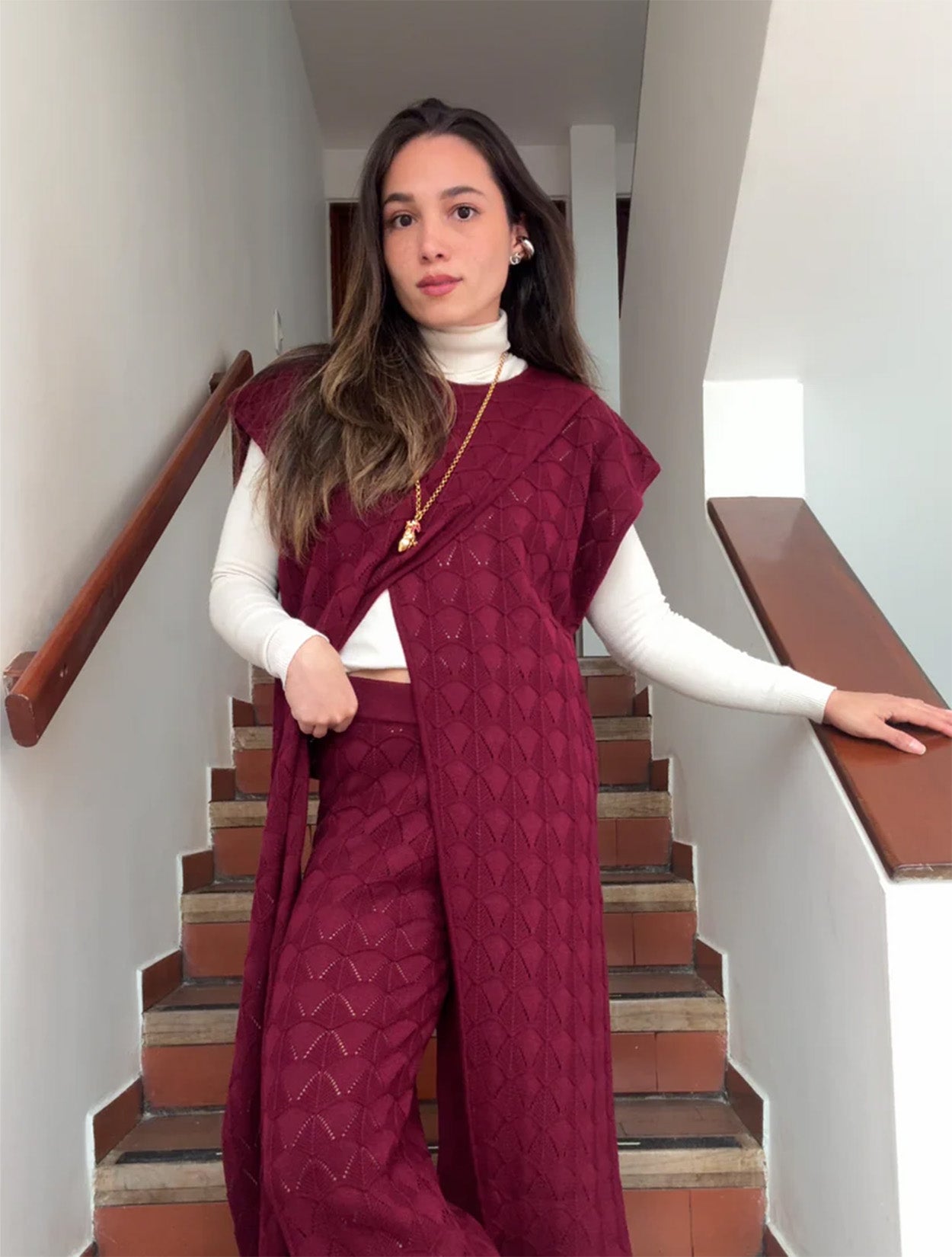 Pantalón de diseño asimétrico en color burgundy modelo Unconventional de la marca Disímil – Sastrería de lujo contemporáneo y diseño de autor hecho en Colombia | Casa Precis, Concept Store