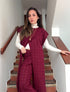 Pantalón de diseño asimétrico en color burgundy modelo Unconventional de la marca Disímil – Sastrería de lujo contemporáneo y diseño de autor hecho en Colombia | Casa Precis, Concept Store