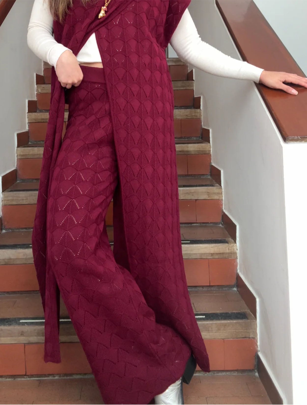 Pantalón de diseño asimétrico en color burgundy modelo Unconventional de la marca Disímil – Sastrería de lujo contemporáneo y diseño de autor hecho en Colombia | Casa Precis, Concept Store