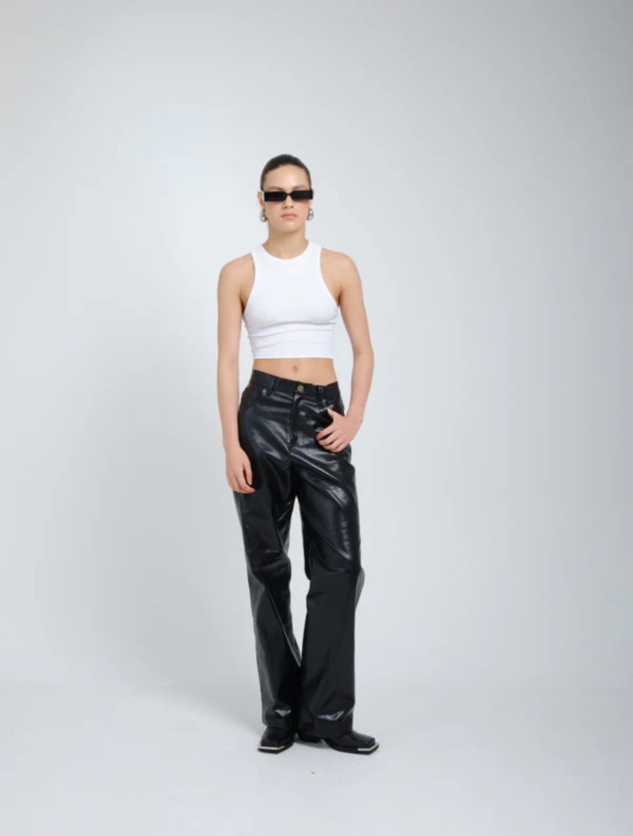 Pantalón Ape de la marca A MO DO MIO con silueta sastrera fluida de diseño de autor contemporáneo – Pantalón de lujo hecho en Colombia | Casa Precis, Concept Store