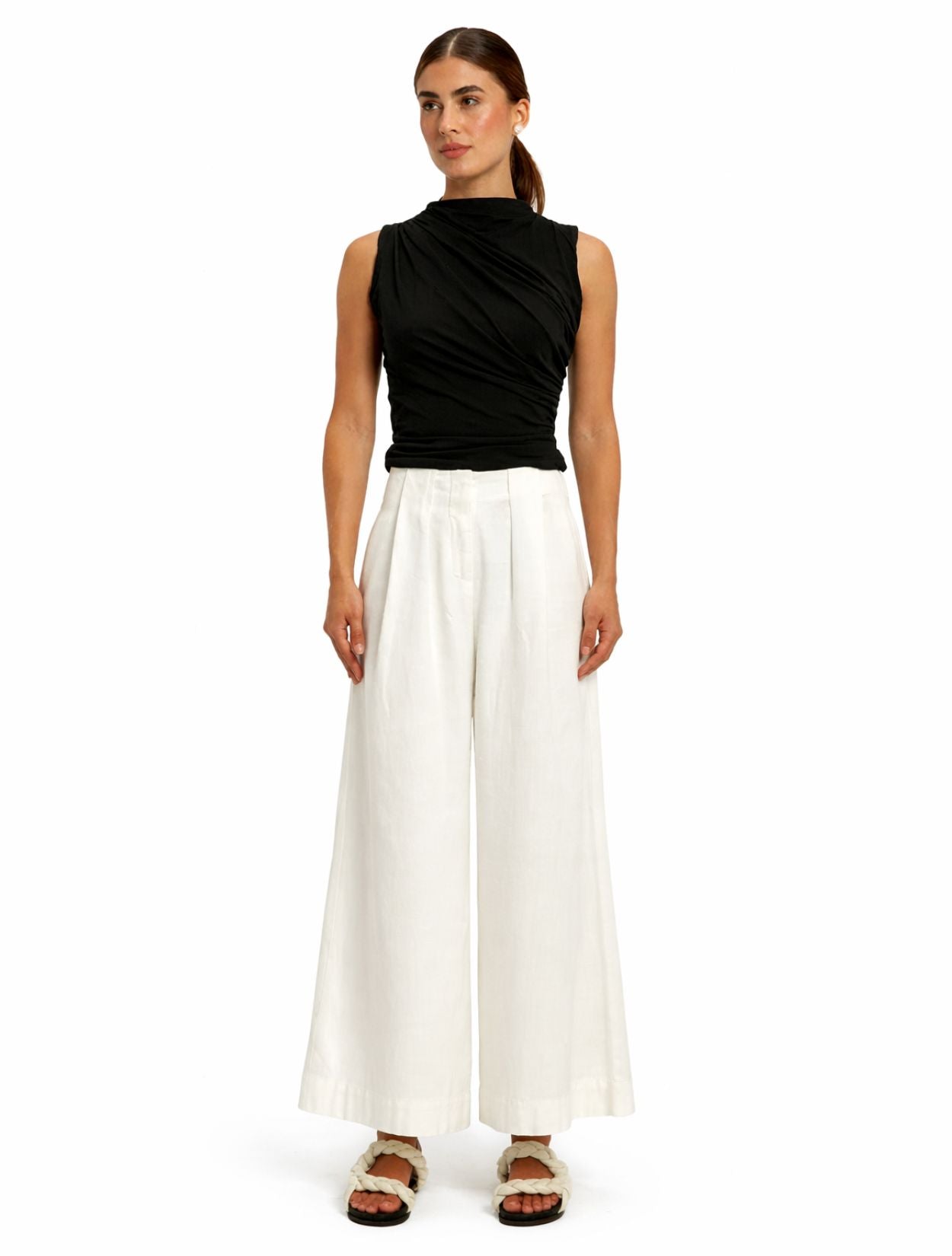 Pantalón Arena de la marca Sahana con silueta amplia y diseño minimalista – Moda colombiana de lujo resort y elegancia artesanal | Casa Precis, Concept Store
