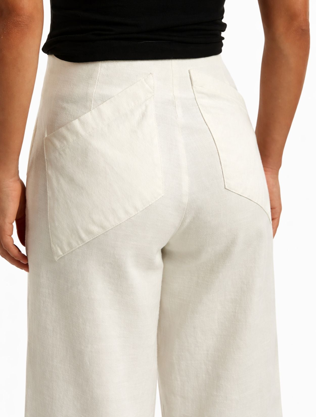 Pantalón Arena de la marca Sahana con silueta amplia y diseño minimalista – Moda colombiana de lujo resort y elegancia artesanal | Casa Precis, Concept Store