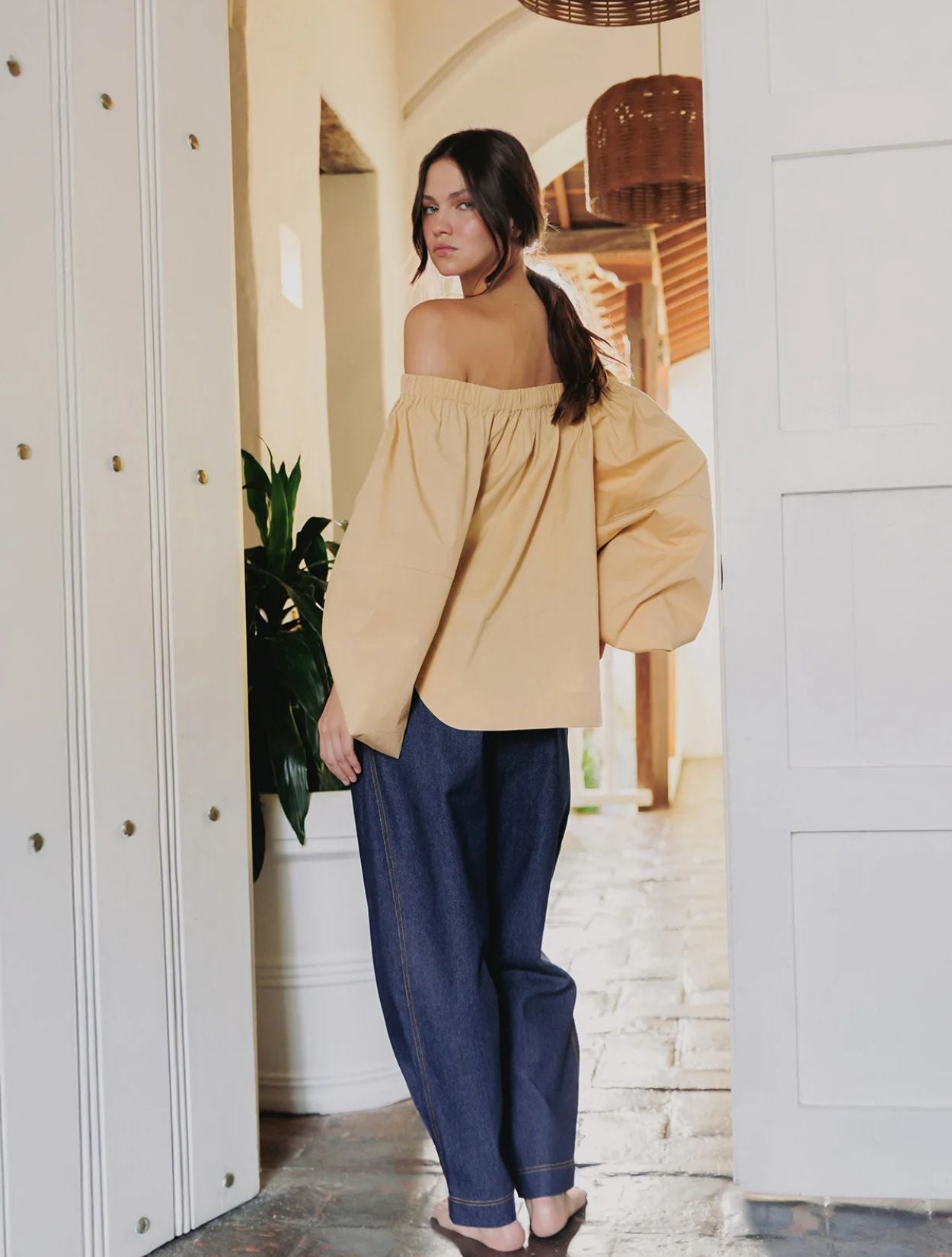 Pantalón Barrel Denim Azul de la marca Diana Buelvas con silueta arquitectónica abombada de tiro alto en mezclilla de lujo – Jean de autor hecho en Colombia | Casa Precis, Concept Store