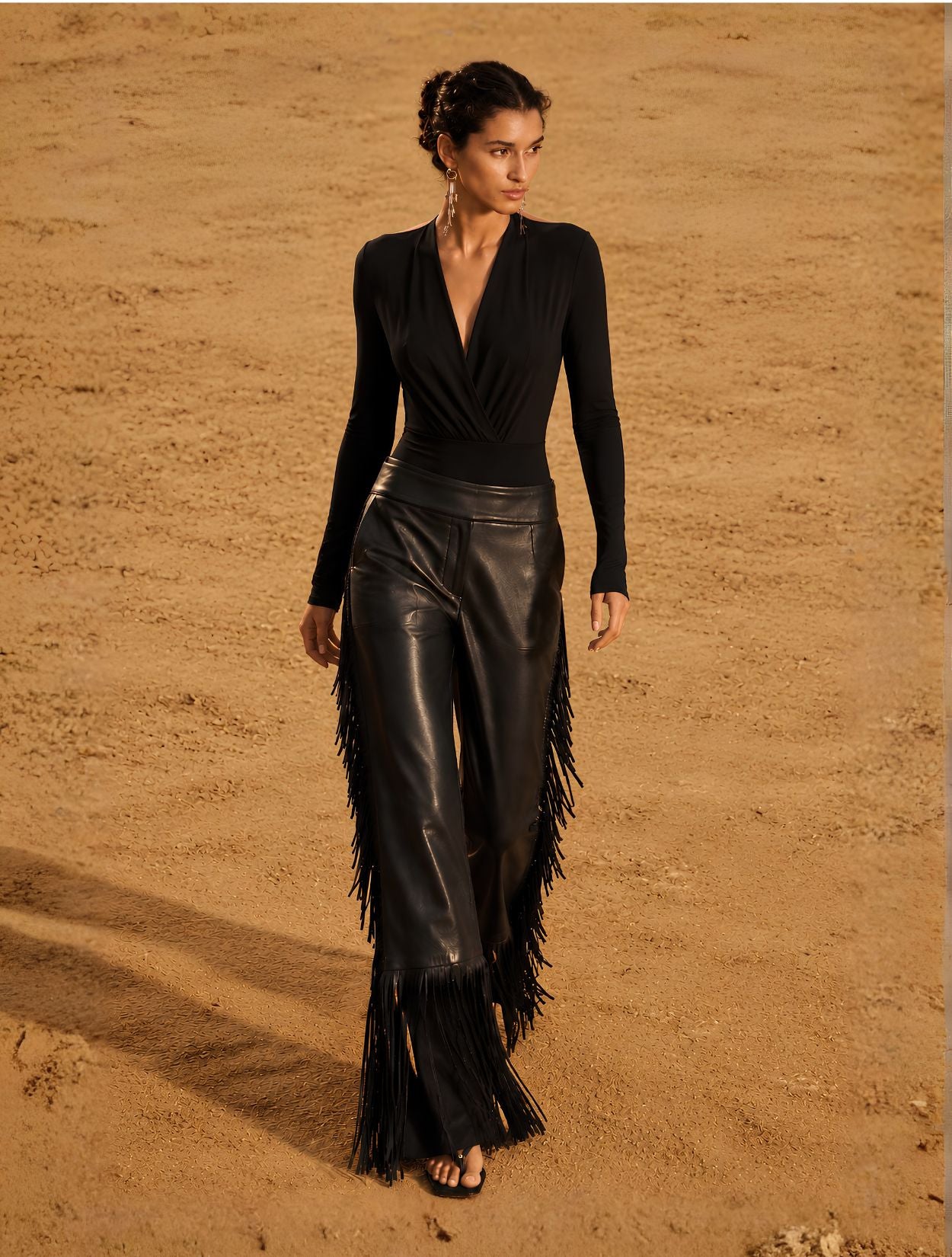 Pantalón culotte de cuero negro con flecos de la marca Reghio con silueta de bota ancha de diseño de autor – Pantalón de lujo hecho en Colombia | Casa Precis, Concept Store